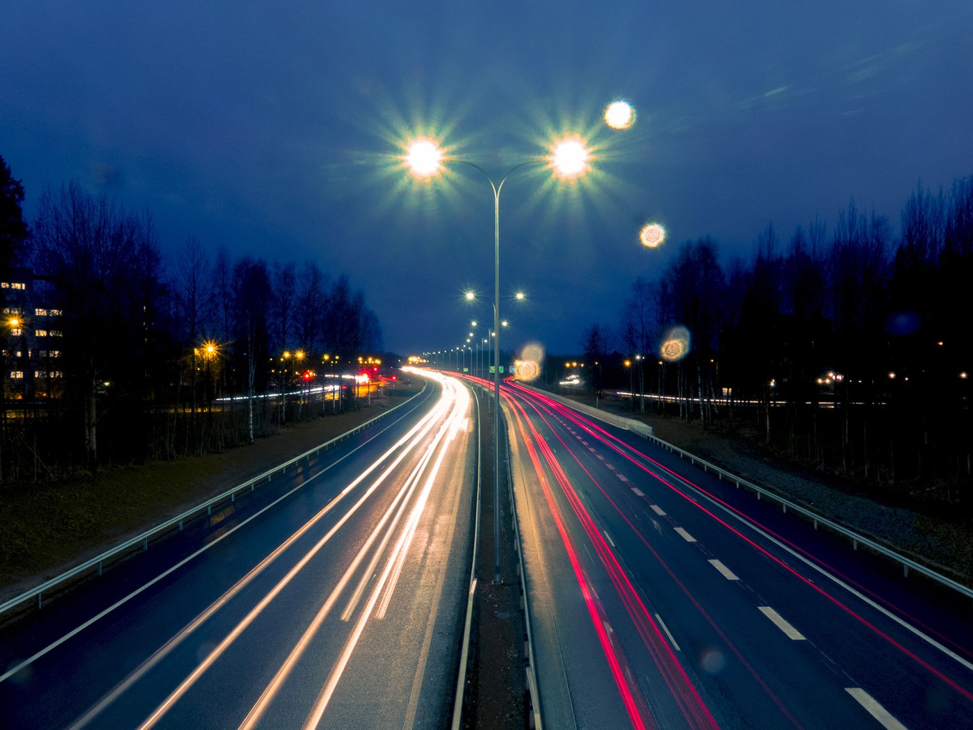 Long exposure foto van auto's op een snelweg in Oulu Finland