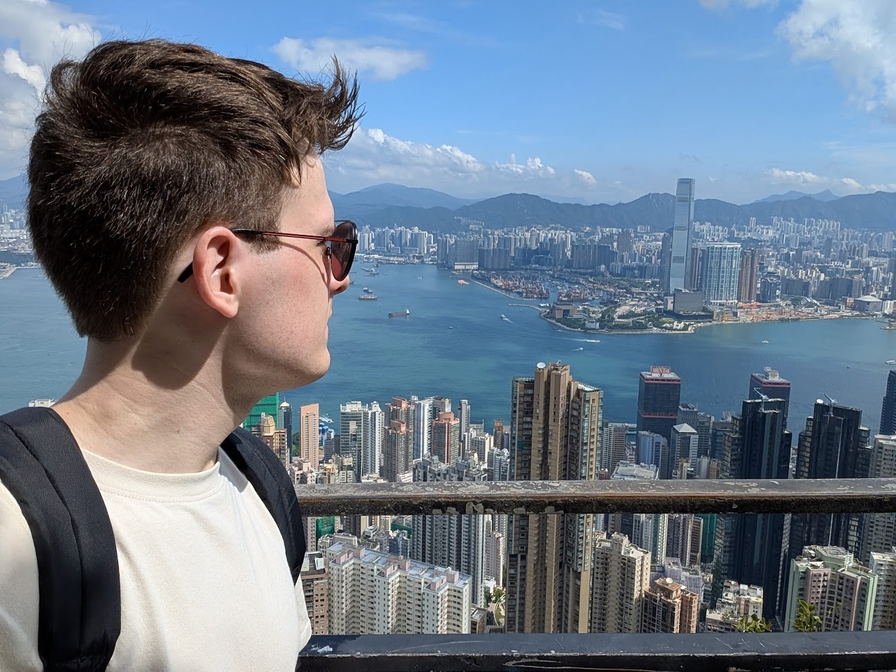 Arne Reijntjes op een uitkijkpunt kijkt naar de skyline van Hong Kong